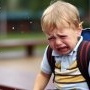 „Doamna mi-a dat na-na". O familie din Arad a aflat că educatoarea le agresează copilul după ce au pus un microfon în hainele micuțului