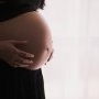 O minoră de 13 ani însărcinată cu iubitul de 19 ani a fost la un pas de moarte. A fugit din centrul de plasament pentru a locui cu tânărul