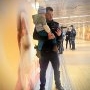 Imaginea care a topit internetul! Un băiețel de 3 ani este ținut în brațe de un agent de poliție după ce mama lui a început să aibă contracții la metrou