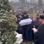 Imaginile durerii! Un tată ucrainean își leagănă pentru ultima dată fiul, într-un sicriu. A rămas sigur pe lume după ce și-a îngropat soția și cei doi copii, după un atentat la Ternopil