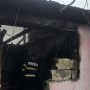 Tragedie în Hunedoara. Un bebeluș de 5 luni a suferit arsuri pe 65% din suprafața corpului după ce casa a fost cuprinsă de flăcări