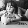 Alocațiile copiilor blocate în 2026 pentru al doilea an la rând. Fiecare copil pierde peste 900 de lei