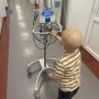 „El este Iustin, are doar 7 ani. În loc să alerge prin parc, împinge un stativ de chimioterapie", postarea sfâșietoare a unui părinte care se luptă pentru viața copilului său bolnav de cancer