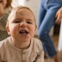 Crizele de furie la 2 ani. Momentul în care mulți părinți simt că pierd controlul