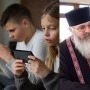 Este posibilă o copilărie fără telefon? Părintele Calistrat răspunde: „Da, este posibil, în momentul în care ai niște bunici simpatici"