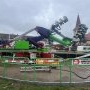 La un pas de tragedie! 17 copii din Caransebeș au ramas blocați într-un carusel cu capul în jos