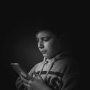 Cyberbullying-ul nu lasă vânătăi, dar schimbă felul în care copilul se uită în oglindă