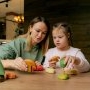 Se întâmplă în România! Părinții copiilor cu autism și sindromul Down vor beneficia de consiliere psihologică gratuită