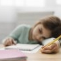 „Copilul meu are 8 ani și spune că viața lui e doar școală, teme și somn”. Cum ne ajutăm copiii să se bucure de copilărie?