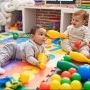 Înscrierea la creșă a devenit proba de supraviețuire a părinților care muncesc. Ce trebuie să știi înainte să începi căutările