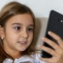 Am vrut să nu fie „ultimul copil din clasă fără telefon” și acum regret amarnic decizia. De la ce vârstă TREBUIE să aibă un copil telefon