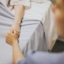„Îmi amintesc doar 6, 7 asistente care se chinuiau să-mi ia pulsul". O mamă a fost la un pas de moarte la o săptămână după ce a născut din cauza septicemiei