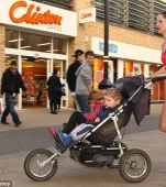 O mama a slabit uimitor impingand caruciorul copiilor prin parcuri