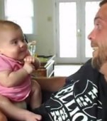 O fetita de 2 luni isi uimeste tatal spunand “Te iubesc”
