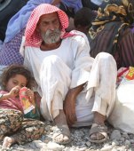 Irakienii refugiati pe Muntele Sinjar le dau copiilor sa bea sange pentru a-i mentine in viata