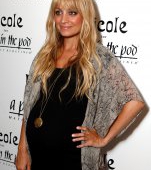 Stilul unei mamici celebre: Nicole Richie