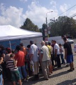 Bucurestenii au stat la coada pentru periute de dinti noi gratuite, la Caravana “Rabla pentru Periuta Ta” 