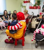 Parintii copiilor bolnavi sunt spijiniti de Fundatia Ronald McDonald