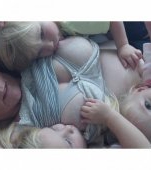 Povestea unei mamici care si-a alaptat tripletii timp de trei ani 