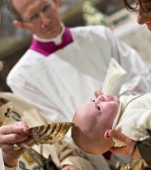 Liderul catolic Papa Francisc le invita pe mame sa alapteze in Capela Sixtina