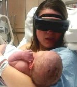 Momentul emotionant cand o mama nevazatoare isi vede bebelusul pentru prima data cu ajutorul unor ochelari speciali