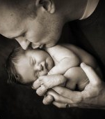 Fotografii impresionante ce surprind ultimele momente ale parintilor cu bebelusii lor bolnavi