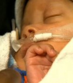 Bebelusul-miracol: S-a nascut cu tot cu sacul amniotic