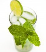 Infuzia de lime, castravete si menta sau infuzia de citrice