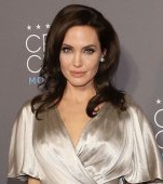 Angelina Jolie si-a extirpat ovarele dupa ce medicii au descoperit o forma incipienta de cancer