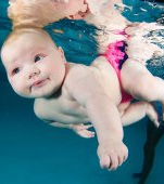 Bebelusi sub apa: un nou proiect fotografic adorabil