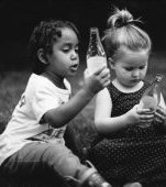 Emotionant: O mamica a documentat legatura incredibila intre fiica ei adoptiva si cea biologica
