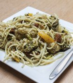 Spaghetti cu broccoli, rosii uscate si carne