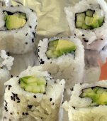 Sushi maki: rulouri cu castraveti si avocado