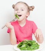 7 verdeturi care nu trebuie sa lipseasca din alimentatia copilului