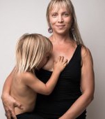 Alaptarea extinsa: pozele controversate ale unei mamici fotograf