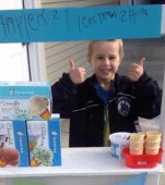 Un baietel de cinci anisori vinde inghetata pentru a ajuta copiii bolnavi de cancer