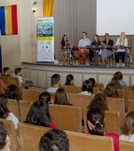 Laureatele cu aur ale Romaniei ii indeamna pe copiii si adolescentii din scolile bucurestene sa participe la cursele din cadrul Raiffeisen Bank Maratonul Bucuresti