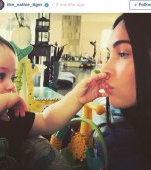 Megan Fox a impartasit pe Instagram o fotografie incredibila cu baietelul ei de 2 ani. Are cei mai frumosi ochi albastri!
