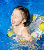 Inotul in piscina si in apa marii: riscuri si metode de siguranta pentru copil