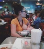 Mesajul tulburator transmis de o mama jignita si ridiculizata pentru ca a indraznit sa alapteze in public