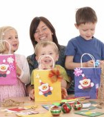 6 idei de ambalaje de cadouri pe care le poti face alaturi de copil