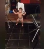 Video: Faceti cunostinta cu un adevarat maestru al dansului: bebelusul dansator!