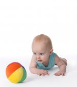 Jocuri si activitati pentru bebelusi cu o simpla minge