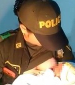 Gestul incredibil al unei politiste din Columbia: a alaptat un bebelus abandonat 