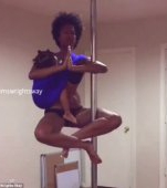 Nimic nu este imposibil! O arata o mama care isi alapteaza copilul in timp ce danseaza la bara