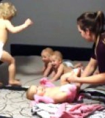 Video: O mama reuseste sa imbrace un set de tripleti si un prescolar si o intreaga lume aplauda