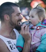 Un tătic câștigă un maraton de împins căruciorul și intră în Cartea Recordurilor