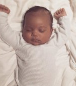 Faceţi cunoştinţă cu Saint West! Kim Kardashian a postat prima fotografie cu cel mai mic membru al familiei