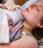O mămică a născut în tren şi şi-a numit fetiţa după femeia care a ajutat-o