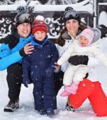Fotografii oficiale cu prinţul William şi Kate alături de copiii în prima lor vacanţă